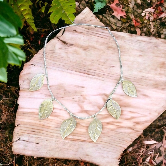 Jewelry - 🌺 Rose leaf bib necklace